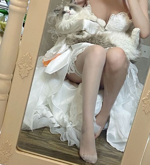 不系纽扣的女孩