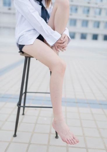 年轻的小姨子观看